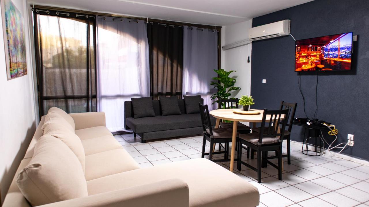 Grey House Apartment Ейлат Екстериор снимка